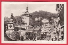 Karlovy Vary - městská věž se zámeckou kolonádou - celkový pohled na domy