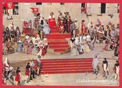Karlovy Vary - obklopen družinou objevuje se Karel IV. ve zdech města