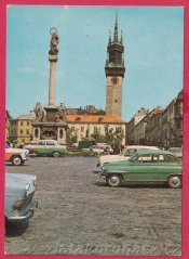 Znojmo-náměstí Míru s radnicí, auta