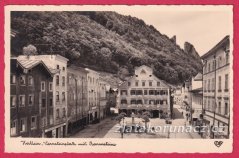 Hallein - náměstí s pozadím hor