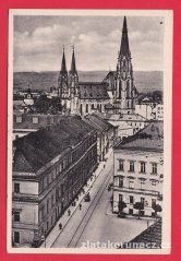 Olomouc - Dóm - pohled z dálky (ulice, lidé)