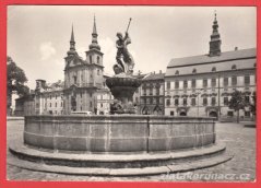 Jihlava - Náměstí Míru s Neptunovou kašnou, radnicí, kostelem