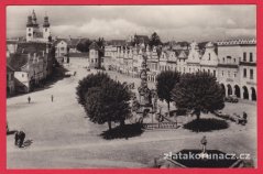 Telč (náměstí, stromy, lidé, kašna)