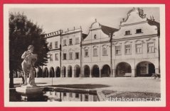 Telč - Stalingradské náměstí - socha Silena na horní kašně