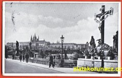 Praha - Karlův most, v pozadí Hradčany, lampa, lidé, kříž
