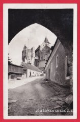 Hrad Pernštejn - pohled ze spodu